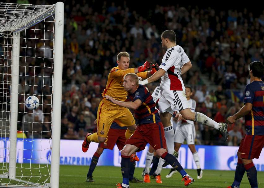 L&#39;uscita a vuoto di Ter Stegen in Barcellona-Leverkusen: Papadopoulos infila il momentaneo 1-0 Bayer. Reuters